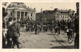 1940 Nagyvárad, Oradea; bevonulás, kerékpáros katonák / entry of the Hungarian troops, soldiers with bicycles. photo