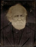 cca 1920 Holubka János, az utolsó 1848-as honvéd, nagyméretű fotó, sérült, pecséttel jelzett, 38x28 cm
