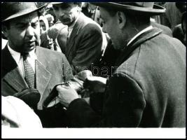 Teleki téri ócska piac, 3 db sajtófotó, 12x9 és 18x12 cm közötti méretekben