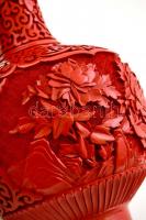 Kínai vörös lakkfaragásos zománcozott réz váza, jelzés nélkül, m: 25,5 cm