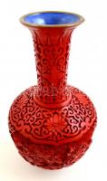 Kínai vörös lakkfaragásos zománcozott réz váza, jelzés nélkül, m: 25,5 cm