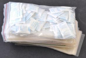 Kb. 1000 db B.O.P.P. nagyobb méretű (17 cm x 10,5 cm) műanyag képeslaptartó tok + kb. 0.5 kg páramegkötő szilikagél tasak (nedvszívó) / Cca. 1000 B.O.P.P. bigger sized (17 cm x 10,5 cm) plastic postcard carrying cases + cca. 0.5 kg desiccant silica gel packets