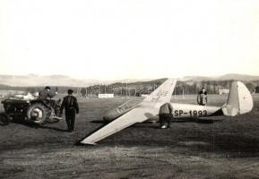 22 db modern repülő motívumos képeslap és néhány fotó, asztronauták, légitársaságok, térképek is / 2...