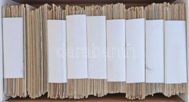 Kb. 900 db modern üdvözlő, reklám és művészeti képeslap egy dobozban / Cca. 900 modern greeting and ...