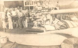 1917 SMS Orjen osztrák-magyar haditengerészet Tátra osztályú rombolója, matrózok az első ágyú csövét pucolják / K.u.K Kriegsmarine, mariners cleaning the first cannon of SMS Orjen, photo