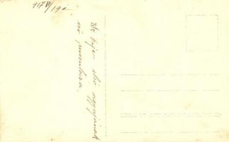 1917 SMS Orjen osztrák-magyar haditengerészet Tátra osztályú rombolója, matrózok az első ágyú csövét...