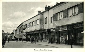 Léva, Levice; Mussolini utca, Popper, Fried Gyula, Neumann, Blau üzletei, Stühmer csokoládégyár fióküzlete, M. kir. dohányáruda. Hajdú kiadása / street view,  tobacco and chocolate shops (EK)