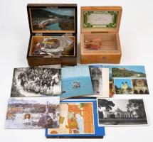 Vegyes bolha tétel 2 db fa dobozkában, közte ollók, medálok, modern képeslapok