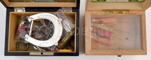 Vegyes bolha tétel 2 db fa dobozkában, közte ollók, medálok, modern képeslapok