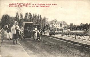 Pöstyén, Piestany; a fürdőhöz vezető hídon, fürdőkocsi / bridge to the spa, infanterist, spa carriage  (EK)