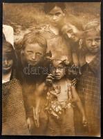 cca 1930 Kis fotógyűjtemény: portrék, gyermekfotók, szociofotók vegyesen, összesen 57 db, 17,5×23 cm...