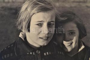 cca 1930 Kis fotógyűjtemény: portrék, gyermekfotók, szociofotók vegyesen, összesen 57 db, 17,5×23 cm...