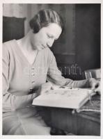 cca 1930 Kis fotógyűjtemény: portrék, gyermekfotók, szociofotók vegyesen, összesen 57 db, 17,5×23 cm...