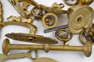 Nagy vegyes, főként réz tárgy tétel, 2 db kilincs, 6 db tálca, karnis tartozékok, sörnyitó, 2 db ham...