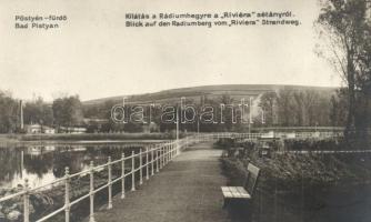 Pöstyén-fürdő, Bad Piestany; Kilátás a Rádium-hegyre a Riviéra sétányról / Blick auf den Radiumberg vom Riviera Strandweg / view of the mountain from the promenade