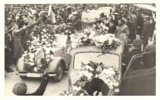 1938 Léva, Levice; bevonulás virágokkal díszített automobilokkal / entry of the Hungarian troops, automobiles decorated with flowers. Rusznák photo