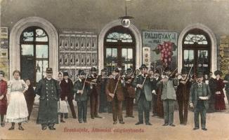 Érsekújvár, Nové Zámky; Vasútállomási cigány-banda, zenekar, Palugyay J. és fiai reklám a falon / railway station gypsy music band, advertisements on the wall (EK)