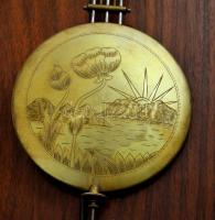 XIX. sz. Gazdagon díszített felesütős fali ingaóra. Fazettázott üvegekkel, vésett számlappal és szem...