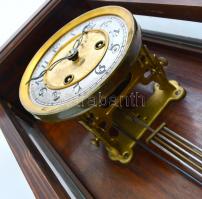 XIX. sz. Gazdagon díszített felesütős fali ingaóra. Fazettázott üvegekkel, vésett számlappal és szem...