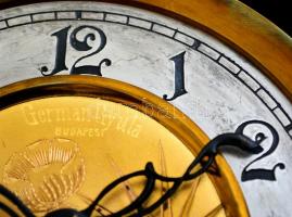 XIX. sz. Gazdagon díszített felesütős fali ingaóra. Fazettázott üvegekkel, vésett számlappal és szem...