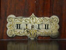 XIX. sz. Gazdagon díszített felesütős fali ingaóra. Fazettázott üvegekkel, vésett számlappal és szem...