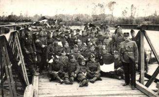 1938 Medve, Medvedov; bevonulás, utászok csoportképe a hídon való átkeléskor. Dobos felvétele  / entry of the Hungarian troops, soldiers' group photo on the bridge during river crossing. photo (EK)