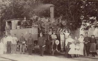 1908 Szárcsa, Sutjeska; 2 db fotóképeslap a vasútállomásról hajtánnyal és gőzmozdonnyal / 2 photo po...