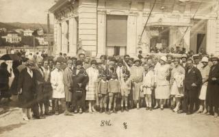 1926 Abbazia, csoportkép, háttérben olasz étterem / group photo, Italian restaurant in the background