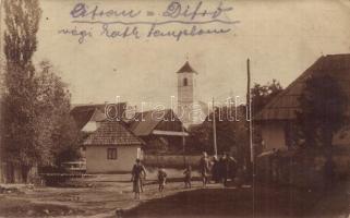 1924 Ditró, Ditrau; utcakép a régi katolikus templommal / street view with the old church. photo (EK)