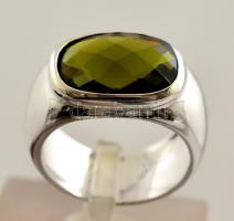 Ezüst(Ag) zöld köves gyűrű, jelzett, méret: 54, bruttó: 6,9 g