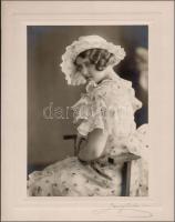 cca 1933 Bp., Jeney Anka: Kalapos hölgy műteremben, feliratozott műtermi fotó, aláírt, kartonra kasírozva, 23x16 cm