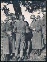 1944 II. világháborús magyar katonák, hátoldalán pecséttel jelzett (Dr. Drach Ervin), 23x17,5 cm