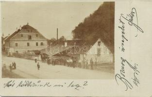 1900 Besztercebánya, Banska Bystrica; utcakép műhellyel és munkásokkal / Street view with workshop and workers. photo (apró szakadás / tiny tear)