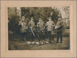 cca 1910 Vadásztársaság az elejtett nyulakkal, kartonra kasírozott fotó, 12x17 cm