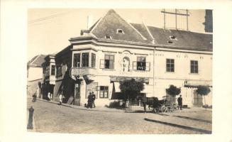 Székesfehérvár, utcakép (mai Liszt Ferenc utca), Schreindorfer Ferenc, Monstkó Ferencz és fia üzletei, az Árpád mozi filmjeinek hirdetése a falon. photo