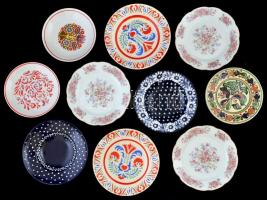 Banános doboznyi porcelán és kerámia tányérok, tálak, többsége hibátlan, összesen: 44 db