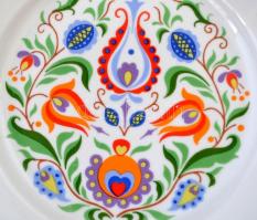 Banános doboznyi porcelán és kerámia tányérok, tálak, többsége hibátlan, összesen: 44 db