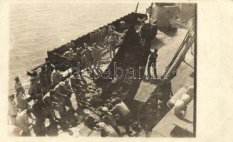 A kazánokat ellátó szén beemelése a hajóra, matrózok szénrakodás közben / K.u.K. Kriegsmarine, mariners during coal loading. photo + K.u.K. Kriegsmarine SMS Tegetthoff (EK)