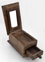 Faragott fa, gyíkot ábrázoló borotválkozó készlet tartó doboz, állvány, tükörrel. / Shaving kit hold...