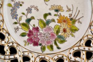 cca 1890 Schütz Cilli jelzett, áttört porcelánfajansz fali dysztányér, kézi festéssel, aranyozással....
