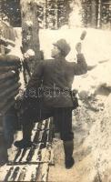 Gránátot dobó osztrák-magyar katona a lövészárokban / WWI Austro-Hungarian grenadier in the trenches. photo