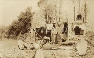 1916 Rutén (ruszin) család visszatér a hajlékába a csata után / WWI Rusyn family returns to it's home after the battle. K.u.K. field photo