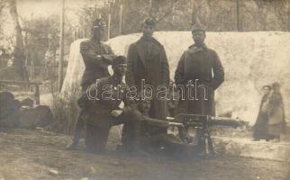 Osztrák-magyar katonák gépfegyver telepítés közben / WWI Austro-Hungarian K.u.K. soldiers with machine gun. photo (EK)