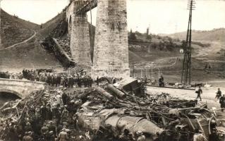 1931 Biatorbágy, Torbágy; Felrobbantott vasúti híd Matuska Szilveszter merénylete után, viadukt, mozdony maradványok, photo