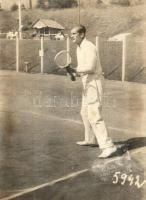 Kassa, Kosice; teniszező a teniszpályán / tennis player, tennis court. Ritter Nándor photo (vágott / cut)