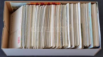 Cipős doboz tele modern képeslapokkal az 50-es évektől napjainkig: magyar és külföldi városképek és ...