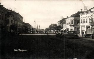 1940 Szászrégen, Reghin; utcakép automobilokkal, Heinrich Binder és Eduard Theil üzlete, Royal cukrászda + M. kir. 38. honvéd gyalogezred árkász század / street view with shops, confectionery and automobiles. photo (EB)