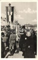 1938 Léva, Levice; Ipolyság által Léva városának adományozott országzászló ünneplése, bevonulás / flag ceremony, entry of the Hungarian troops
