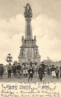 Vinga, Szentháromság szobor falubeliekkel / monument with villagers