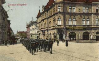 Szeged, Kelemen utca, Mayer Ferdinánd és fia üzlete, masírozó katonák